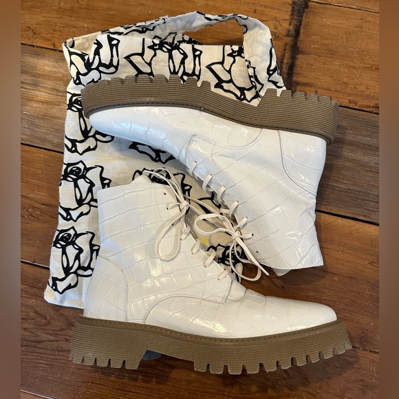 NWT Freda Salvador Emi Lace Up Boots in Creme Embossed Croc Size 9 - Picture 1 of 7